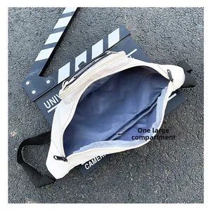 Détail du grand compartiment principal et de la doublure gris foncé du sac banane beige