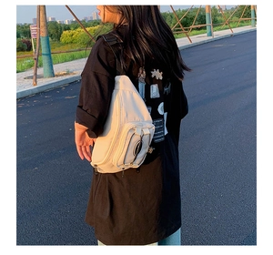 Vue détaillée du sac banane beige en tissu oxford avec cordons élastiques et sangle
