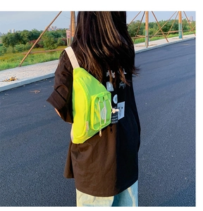 Sac banane vert fluorescent en tissu Oxford avec bandoulière réglable sur modèle