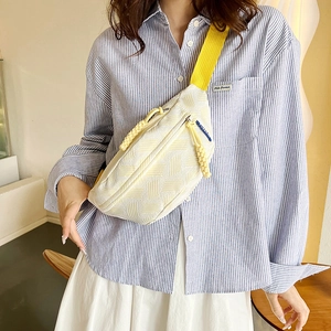 Bolso de pecho japonés minimalista con patrón geométrico y correa amarilla brillante