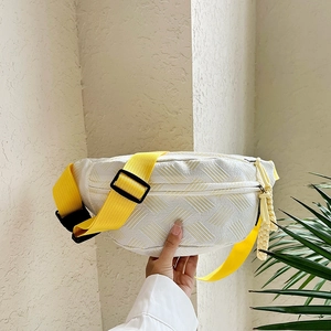 Riñonera blanca minimalista con correa amarilla, elegante bolso de pecho cruzado