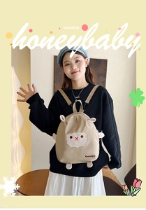 Détail d'un sac à dos agneau mignon avec oreilles en peluche porté par un modèle