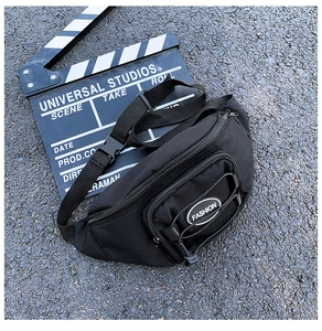 Gros plan d'un sac banane en tissu Oxford noir avec sangles réglables sur asphalte