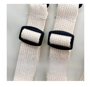 Détail de la bandoulière réglable en toile avec boucle en plastique sur un sac à bandoulière