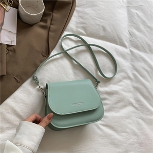 Petit sac à bandoulière en similicuir vert menthe avec bandoulière réglable et rabat