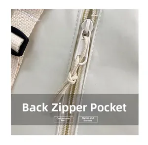 Gros plan sur la poche arrière zippée d'un sac à bandoulière en tissu beige doux