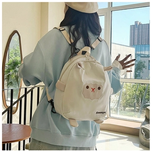Détail du sac à dos mignon mouton blanc en toile avec broderie et membres en 3D