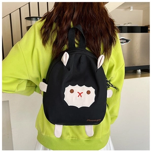 Détail du sac à dos mouton noir montrant le rendu porté sur le dos d'un modèle