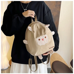 Détail de la broderie de mouton mignon et du tissu en nylon sur le sac à bandoulière
