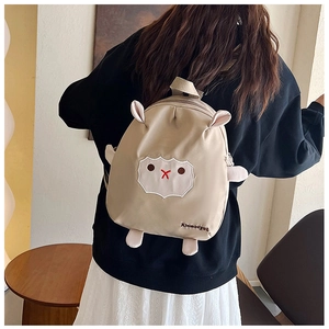 Vue arrière d'un sac à dos enfant agneau mignon avec bretelles réglables sur un enfant