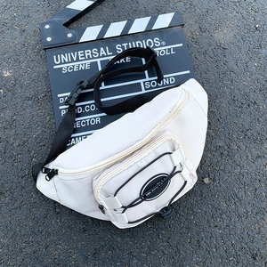Sac banane en tissu Oxford beige avec sangle réglable sur fond urbain moderne
