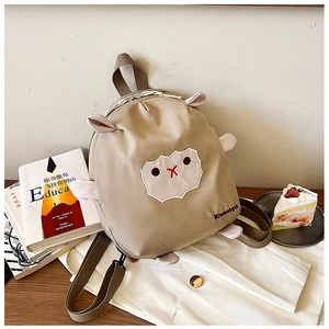 Vue détaillée du sac à dos mouton kaki avec broderie animale et sangles en toile robuste