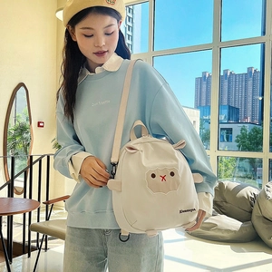 Sac à dos mouton blanc mignon avec oreilles 3D et broderie pour femme dans une scène décontractée