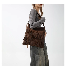 Détail du sac à bandoulière en daim marron foncé avec de longues franges à double couche