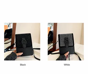 Détail de deux mini sacs bandoulière en cuir avec boucle en D et clous métalliques