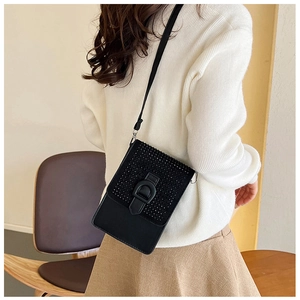 Détail d'un petit sac bandoulière noir pour téléphone avec strass et boucle déco