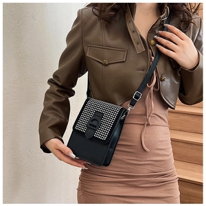 Mini sac carré noir à bandoulière avec clous argentés et strass sur le rabat en daim