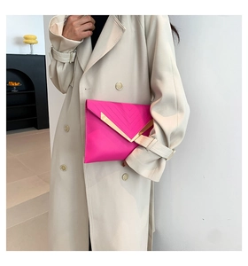 Vue détaillée de la pochette enveloppe rose fuchsia avec cadre en métal doré en V