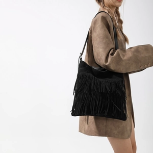 Sac hobo noir en daim style Maillard avec de longues franges et bandoulière fine