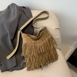 Sac hobo marron à franges en daim avec large bandoulière dans un cadre de style de vie