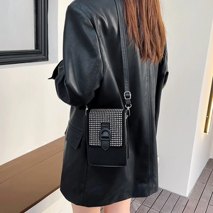 Mini sac bandoulière noir tendance avec strass argentés étincelants sur le rabat