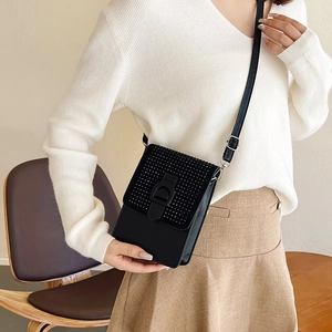 Sac bandoulière noir en cuir avec rabat en strass étincelants et boucle métallique en D