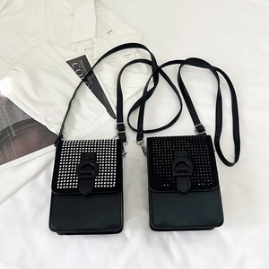 Sacs bandoulière pour téléphone noirs avec accents strass et boucles en forme de D