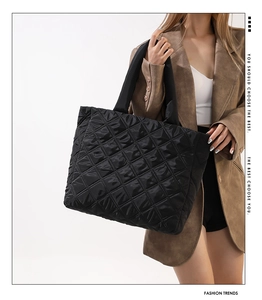 Détail du sac cabas matelassé noir avec motif en losanges et grand compartiment