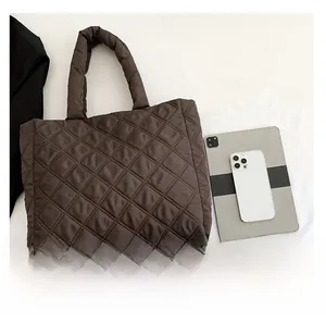 Sac fourre-tout matelassé marron foncé avec tablette et téléphone pour référence