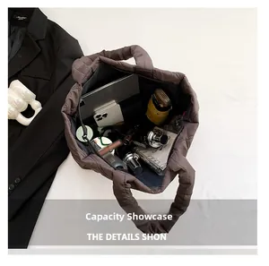 Vue de dessus du grand sac cabas matelassé montrant sa capacité de rangement généreuse