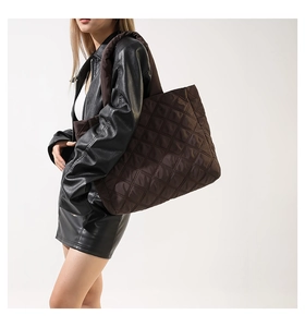 Détail du grand sac cabas matelassé avec surpiqûres en losanges de couleur chocolat noir