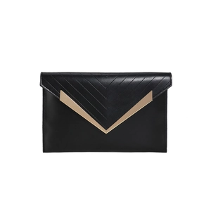Pochette enveloppe noire en cuir minimaliste avec surpiqûres en V et bordure dorée