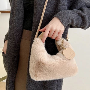 Sac à main chic en peluche beige avec poignées en cuir et détails de chaîne dorée