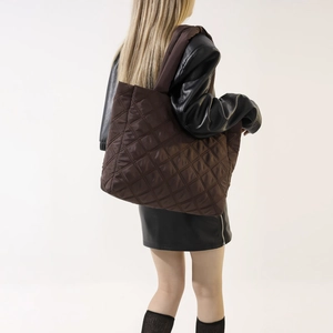 Grand Sac Bandoulière Matelassé pour Femmes Couleur Unie Sac Fourre-Tout en Coton Léger Mode Décontractée Hiver Automne Sac Bouffant Sac à Main