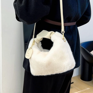 Sac à main chic en fausse fourrure crème avec poignée en cuir pour l'hiver