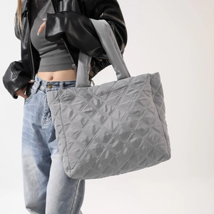 Sac fourre-tout gris matelassé pour femme avec poignées rembourrées et grande capacité