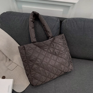 Sac cabas matelassé marron foncé avec anses rembourrées, grand sac bouffant à la mode