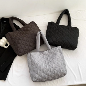 Sacs cabas matelassés en marron noir et gris avec motif en losange et grand volume