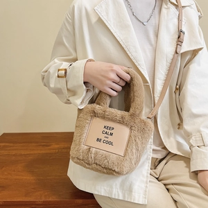 Sac seau en fausse fourrure marron avec bandoulière en cuir et texte Keep Calm élégant