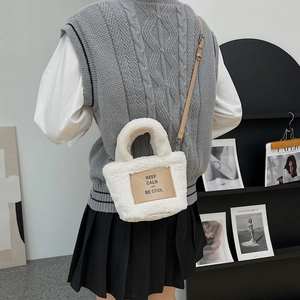 Sac seau minimaliste en peluche blanche avec patch PU marron sur modèle