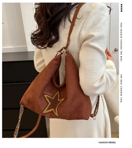 Braune Shopper-Tasche aus Wildleder mit Stern-Patch und Kettenriemen am Modell