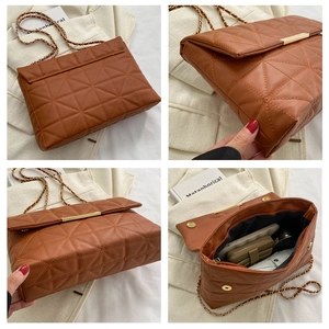 Vue détaillée du sac bandoulière matelassé caramel avec chaîne dorée et intérieur spacieux