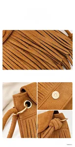 Vue détaillée du sac à franges en daim marron avec anneau doré et bandoulière nouée