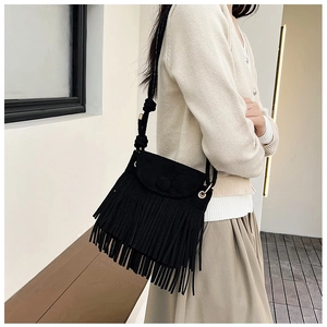 Détail du sac à franges noir en similicuir avec bandoulière corde et anneaux dorés