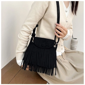 Détail du sac bandoulière noir en simili daim avec des franges rétro à double épaisseur
