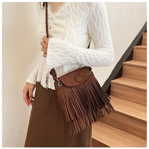 Détail du sac bandoulière bohème marron foncé avec franges multicouches et boucle ronde