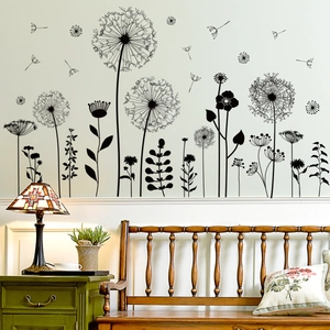 Détail de stickers muraux pissenlit noir avec graines volantes dans un salon moderne