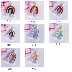 Gros plan de pendentifs arc-en-ciel faits main avec corde en coton et perles en bois