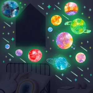 Lichtgevende zonnestelsel muurstickers voor de kinderkamer met planeten en sterren
