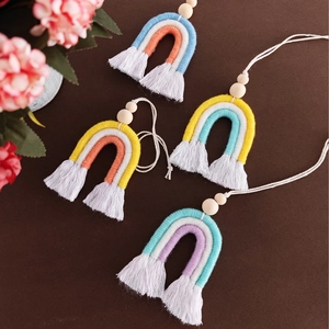Détail de suspensions arc-en-ciel tissées à la main avec corde en coton et perles en bois